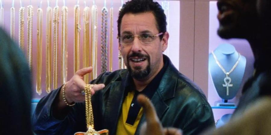 In «Der schwarze Diamant» spielt Adam Sandler einen wettsüchtigen Schmuckhändler. Foto: Courtesy Netflix/Netflix/dpa