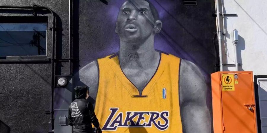 Mister Alek, ein Grafitti-Künstler, sprayt in Long Beach in L.A. ein Bild des gestorbenen Basketball-Stars Kobe Bryant auf eine Wand. Foto: Brittany Murray/Orange County Register via ZUMA/dpa