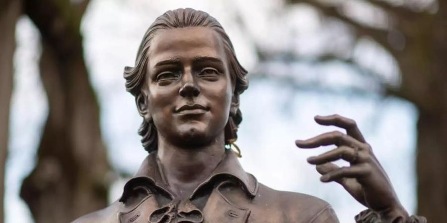 Eine Hölderlin-Skulptur im baden-württembergischen Nürtingen. Foto: Marijan Murat/dpa