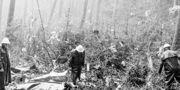 Bild der Verwüstung: Feuerwehrleute und Polizisten suchen die Absturzstelle im Wald von Würenlingen AG ab. (Archivbild) Swissair Würenlingen