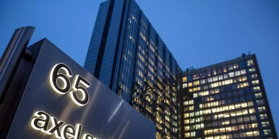 Der Haupsitz der Axel Springer SE. Das Unternehmen will sich im Mai von der Börse zurückziehen. Foto: Michael Kappeler/dpa