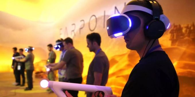 Besucher spielen Farpoint mit der Sony PlayStation VR auf der Electronic Entertainment Expo (E3) in Los Angeles. Foto: Mike Nelson/epa/dpa Besucher spielen Farpoint mit der Sony PlayStation VR auf der Electronic Entertainment Expo (E3) in Los Angeles. Foto: Mike Nelson/epa/dpa