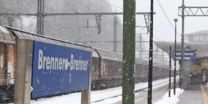 Der Grenzbahnhof Brenner zwischen Österreich und Italien ist menschenleer. Foto: Espa Photo Agency/CSM via ZUMA Wire/dpa Grenze Österreich Italien