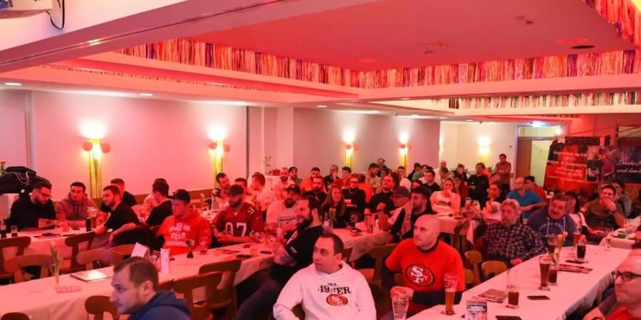 Das Football-Team der Franken Knights verfolgt den Super Bowl in einem Public Viewing. Foto: Nicolas Armer/dpa