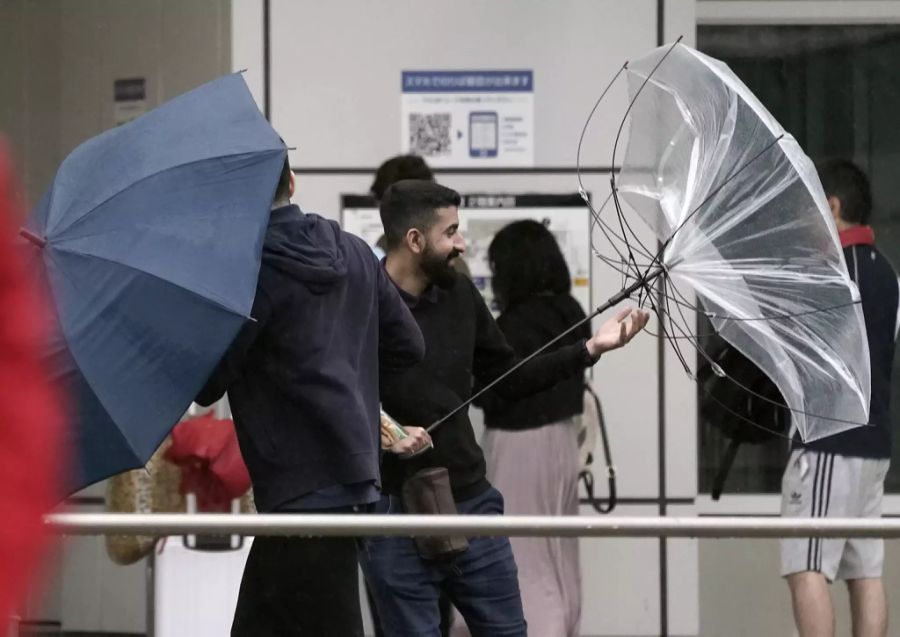 Ein Mann kämpft gegen das stürmische Wetter