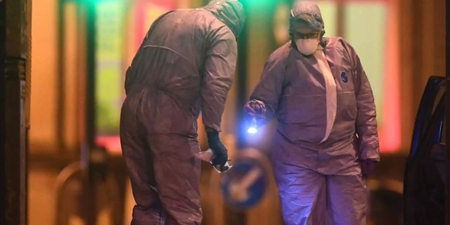 Forensiker ermitteln am Tatort: Auch fehlende Kriminologie-Spezialisten ziehen Verfahren in die Länge. Foto: Victoria Jones/PA Wire/dpa