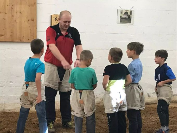 Beim Ferienpass lernen die Kids den Schwingsport kennen. Schwingklub Thal Gäu