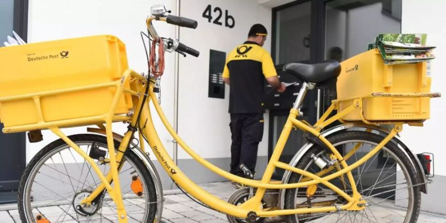 Die Deutsche Post DHL Group will mit breit angelegten Digitalisierungsinitiative den Versand und Empfang von Briefen und Paketen erleichtern. Foto: Arne Dedert/dpa