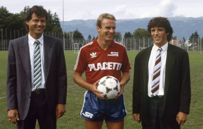 Karl-Heinz Rummenigge wird bei Servette vorgestellt. Links Trainer Thierry De Choudens und rechts Manager Marc Schnyder. Servette FC Rummenigge