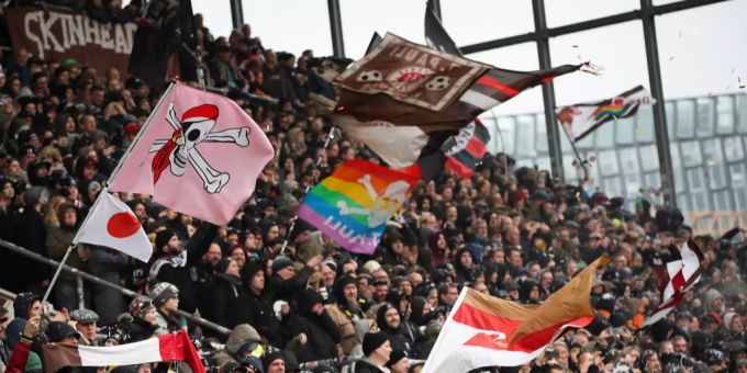 Fans des FC St. Pauli im Millerntor-Stadion. St. Pauli