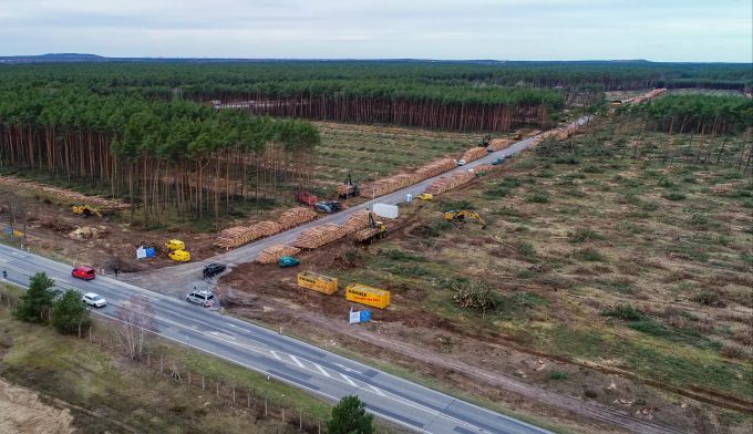 Zwei Frauen protestierten gegen die Rodung. Baustelle Tesla-Werk