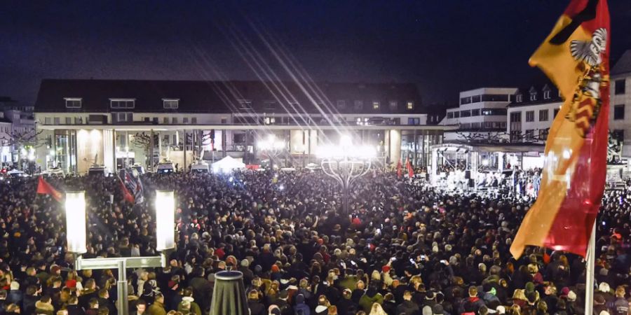 In zahlreichen Städten gab es am Donnerstag Gedenkveranstaltungen und Mahnwachen für die Opfer des Anschlags in Hanau. In Berlin hörten tausende Menschen die Rede des deutschen Präsidenten Frank-Walter Steinmeier. (Foto: Martin Meissner/AP Keystone-SDA)