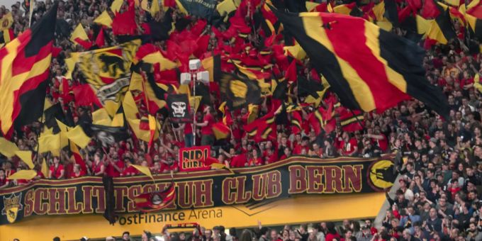 Fans in der ausverkauften Postfinance-Arena SCB Fans