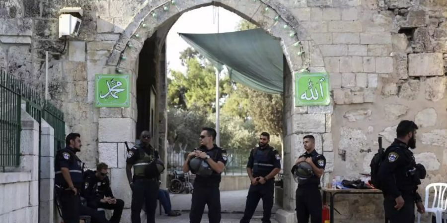 Israelische Polizisten stehen auf dem Gelände der Al-Aksa-Moschee in der Altstadt von Jerusalem (Archiv). Foto: Oded Balilty/AP/dpa