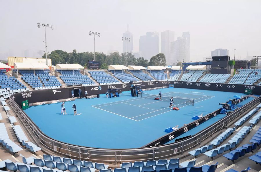 Rauch über einem Trainingsplatz an den Australian Open.