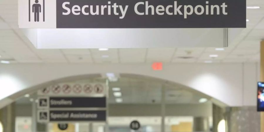 Passagiere stehen vor ihrem Abflug vom Hartsfield-Jackson Atlanta International Airport zur Sicherheitskontrolle an. Foto: Erik S. Lesser/epa/dpa
