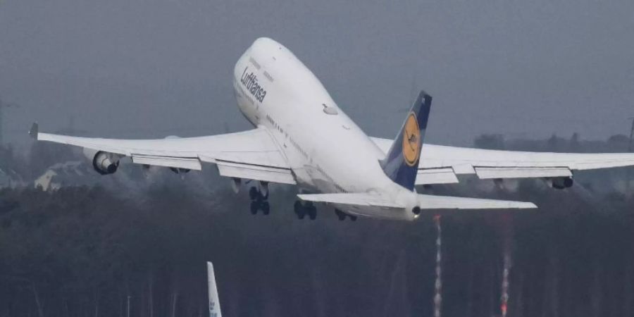 Mit den Streichungen reagiert die Lufthansa auf die zunehmende Ausbreitung des Coronavirus. Foto: Boris Roessler/dpa