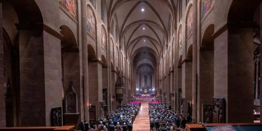 Gläubige sitzen beim Eröffnungsgottesdienst der Vollversammlung der Bischofskonferenz im Dom. Foto: Andreas Arnold/dpa