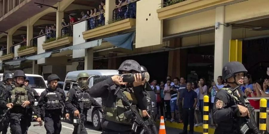 Ein ehemaliger Sicherheitsmann soll in einem Einkaufszentrum im Grossraum der philippinischen Hauptstadt Manila Geiseln genommen haben. Foto: Aaron Favila/AP/dpa