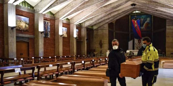 In der Kirche San Giuseppe in Seriate, einem der am schlimmsten vom Coronavirus betroffenen Gebiete in Italien, steht ein Sarg neben dem anderen. italien sarg corona