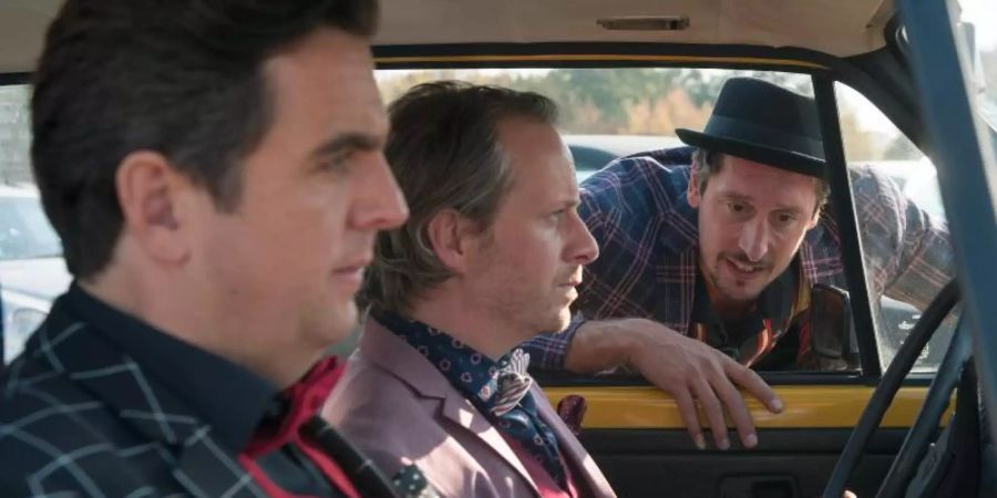 Alexander (Bastian Pastewka, l-r), Ole (Fabian Busch) und Paul (Hans Löw) in einer Szene der Komöde «Der Sommer nach dem Abitur». Foto: Britta Krehl/ZDF/Arte/dpa
