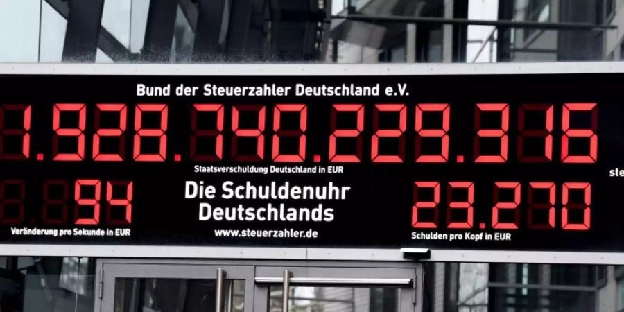Läuft die Schuldenuhr des Bundes der Steuerzahler bald wieder schneller?. Foto: Britta Pedersen/dpa-Zentralbild/dpa/Archiv
