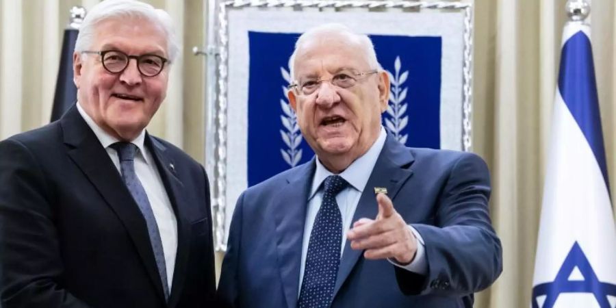 Erstes Gespräch nach der Ankunft: Bundespräsident Frank-Walter Steinmeier und Reuven Rivlin, Präsident von Israel. Foto: Bernd von Jutrczenka/dpa