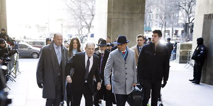 Der ehemalige Hollywood-Mogul Harvey Weinstein (2.v.l.) trifft mit seinen Anwälten am Gericht in New York ein. Der Vergewaltigungsprozess gegen den 67-Jährigen startete in seinen inhaltlichen Teil mit den Eröffnungsplädoyers von Anklage und Verteidigung. Der ehemalige Hollywood-Mogul Harvey Weinstein (2.v.l.) trifft mit seinen Anwälten am Gericht in New York ein. Der Vergewaltigungsprozess gegen den 67-Jährigen startete in seinen inhaltlichen Teil mit den Eröffnungsplädoyers von Anklage und Verteidigung.