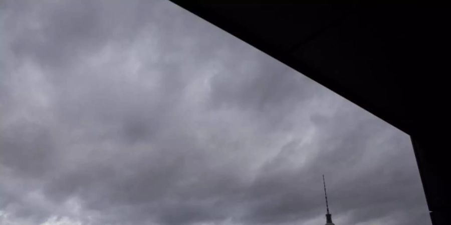 Der Berliner Fernsehturm vor einem wolkenverhangenem Himmel. Foto: Christoph Soeder/dpa