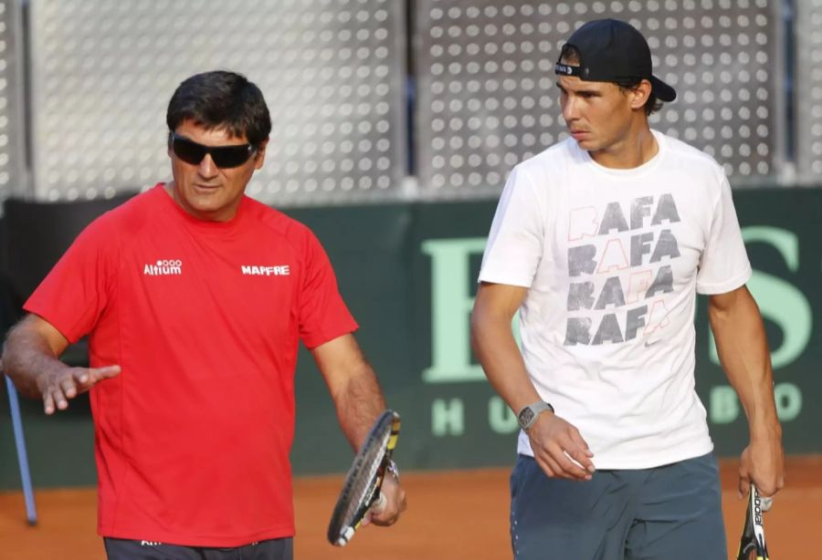 Rafael Nadal hört seinem Onkel und Coach Toni Nadal aufmerksam zu.