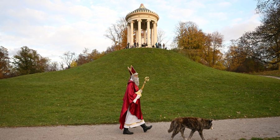 Ein Nikolaus spaziert durch den Englischen Garten.