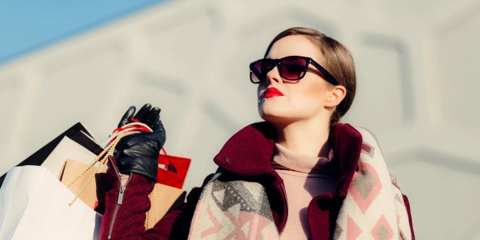 Im Winter gilt es bezüglich Lippenstift besondere Regeln zu beachten. Frau Lippenstift Winter Einkauf