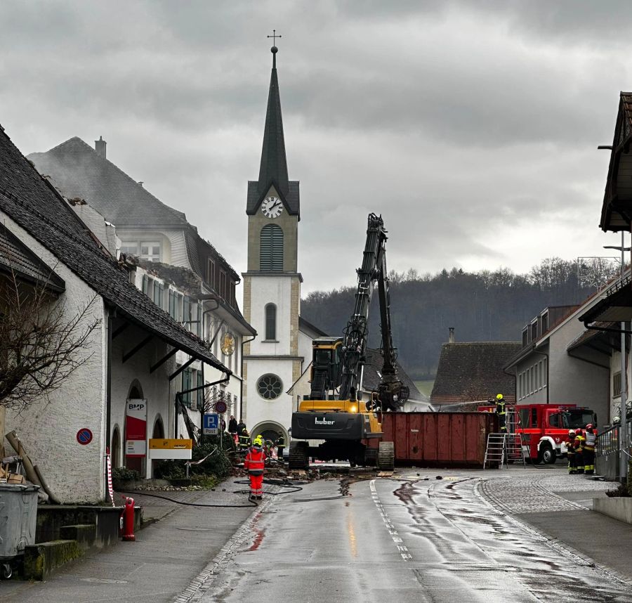 Eine Anwohnerin erlebte, wie das Feuer regelrecht aus dem Haus «herauspeitschte».