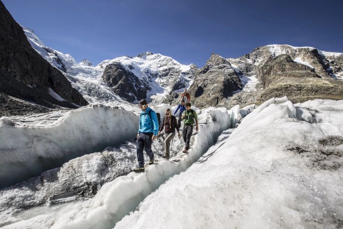 Wanderer auf dem Morterartschgletscher bei Pontresina. Morteratschgletscher Pontresina Engadin