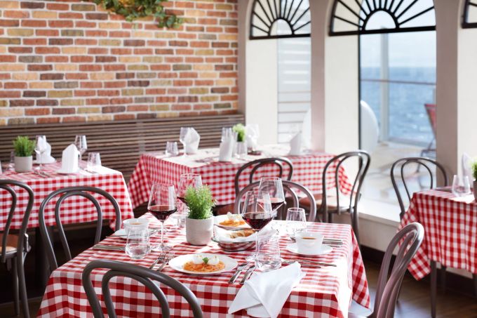 Fast wie Ferien in Italien: Restaurant auf der «Aida Cosma». Restaurant Italien Ausblick Tische Decke rot-weiss-kariert