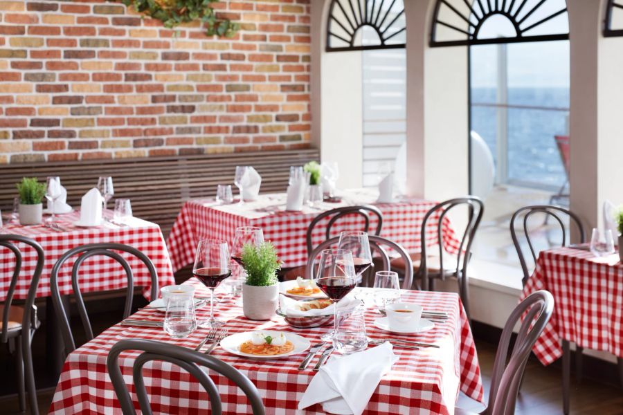 Restaurant Italien Ausblick Tische Decke rot-weiss-kariert