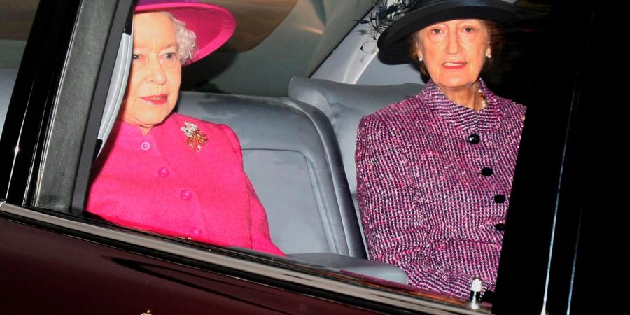 Die britische Königin Elizabeth II. (l) und ihre damalige Hofdame Lady Susan Hussey in einer Limousine.