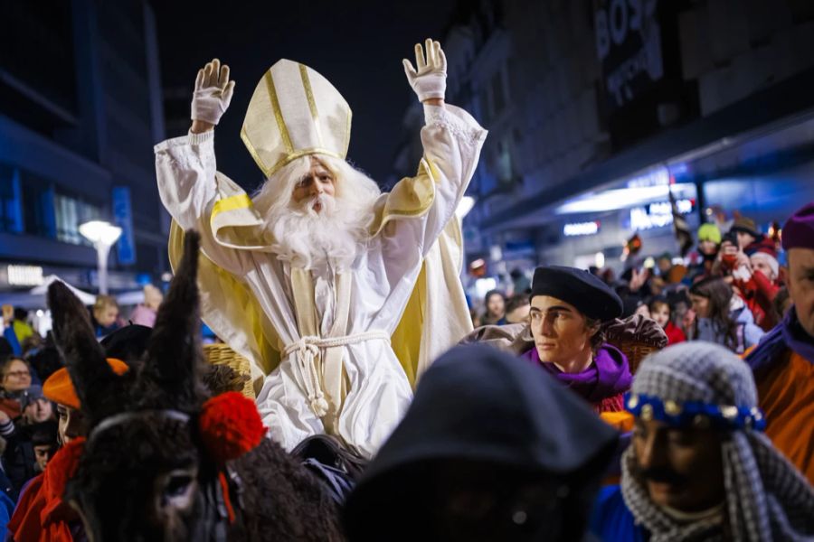 St. Nikolaus auf seinem Esel beim traditionellen Umzug in Freiburg.