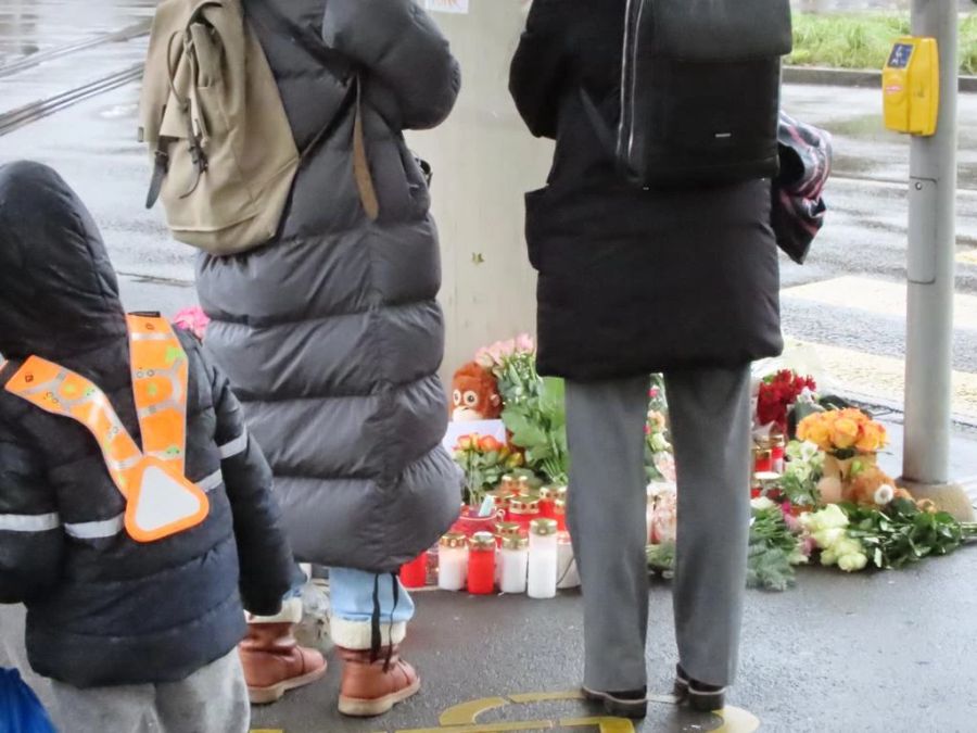 Das Blumen- und Kerzenmeer am Unfallort beim Zürcher Escher-Wyss-Platz.