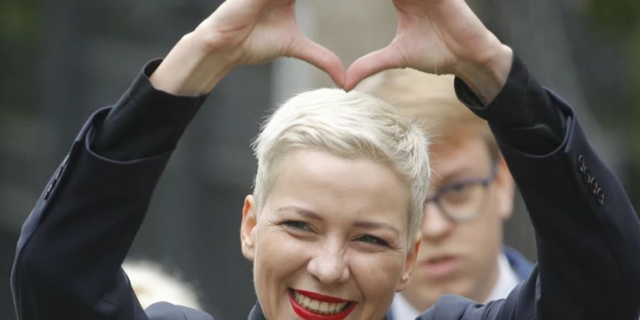ARCHIV - Maria Kolesnikowa, eine der Oppositionsführerinnen in Belarus, formt mit ihren Händen auf dem Weg zu einem Untersuchungskomitee ein Herz. Foto: Dmitri Lovetsky/AP/dpa