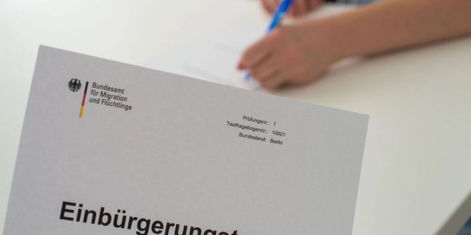Der Einbürgerungstest gilt als bestanden wenn 17 aus 33 Fragen richtig beantwortet wurden. Der Einbürgerungstest gilt als bestanden wenn 17 aus 33 Fragen richtig beantwortet wurden.