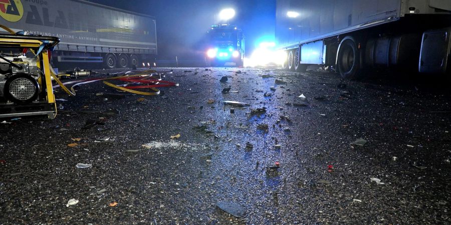 Bei einem Unfall auf einem Raststättengelände an der Autobahn 46 sind in der Nacht zu Sonntag zwei Männer gestorben.