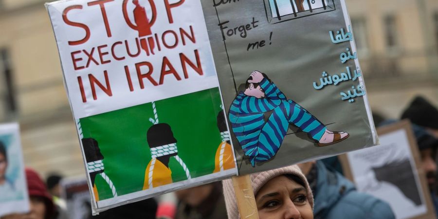 «Stoppt die Hinrichtung in Iran»: Protestaktion gegen das Iran-Regime auf dem Pariser Platz in Berlin.