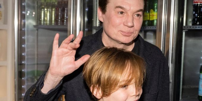 Mike Myers mit seinem Sohn Spike bei der Premiere von «If These Walls Could Sing». mike myers
