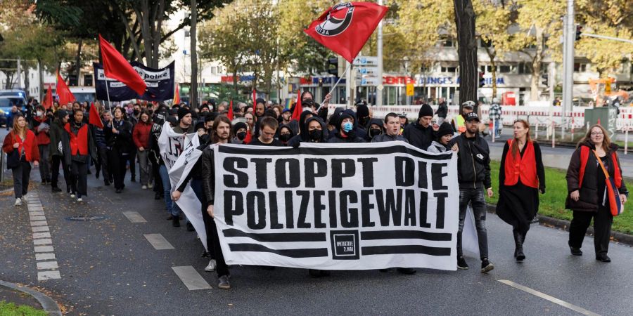 Gedenkzug durch die Mannheimer Innenstadt für den Mann, der im Mai nach einem Polizeieinsatz gestorben ist.