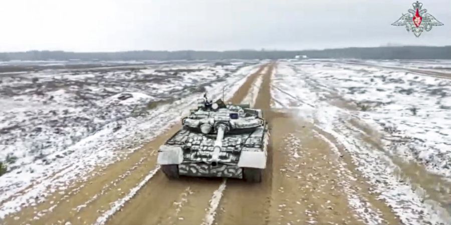 Ein russischer Panzer fährt durch das verschsneite Belarus. (Russian Defense Ministry Press Service via AP)