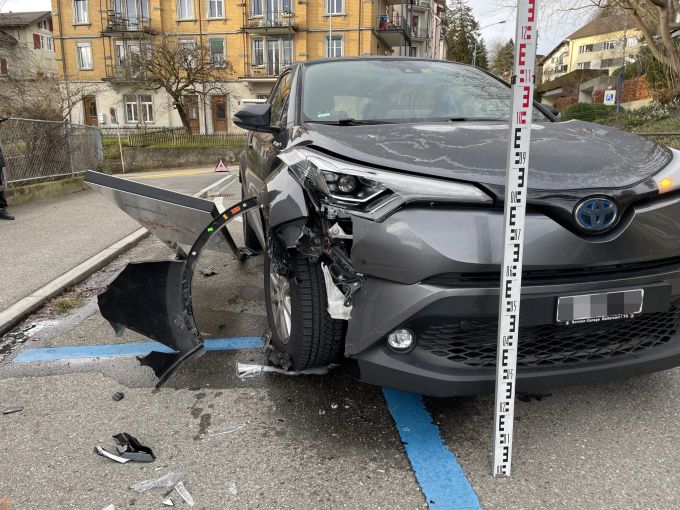 Am Fahrzeug entstand ein Sachschaden. Am Fahrzeug entstand ein Sachschaden.