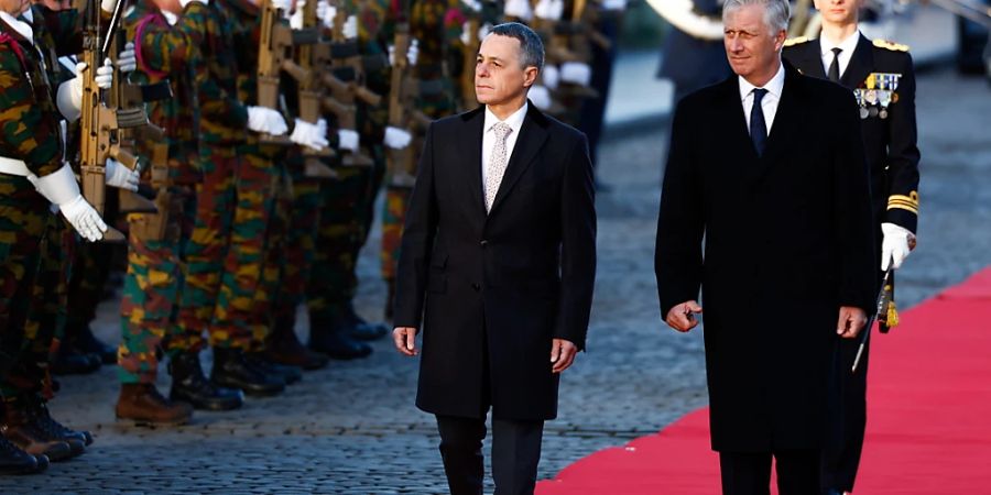 Bundespräsident Ignazio Cassis (links) und Belgiens König Philippe beim Abschreiten der Ehrengarde in Brüssel.