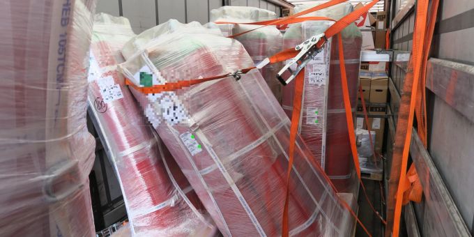 Zwei Paletten mit Argon-Gasflaschen für Brandschutzanlagen auf Lastzug gekippt zwei Paletten mit Argon-Gasflaschen für Brandschutzanlagen gekippt
