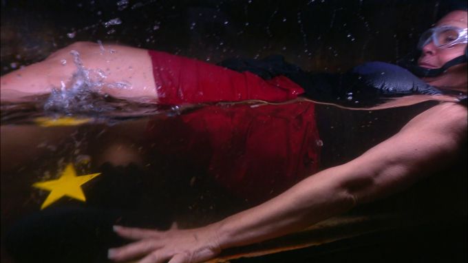 Claudia muss im Tank voller Wasser ausharren. Claudia Effenberg